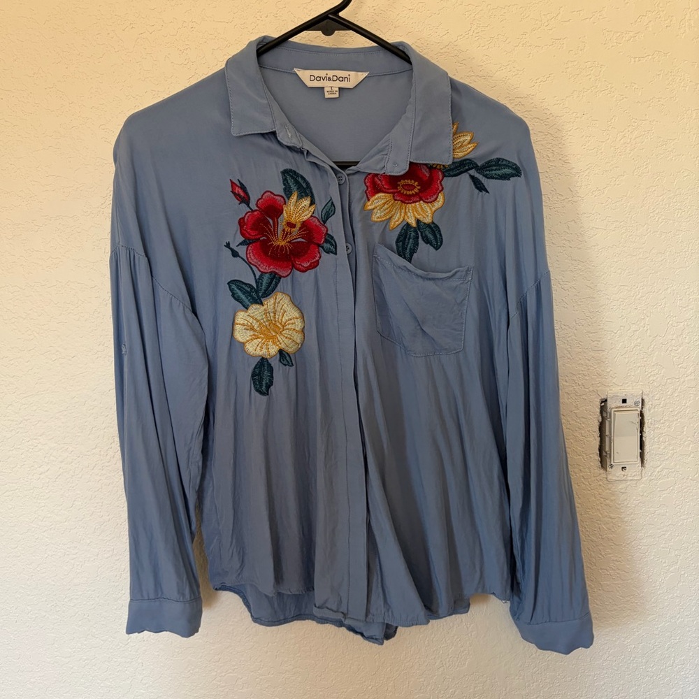 Davi & Dani Light Blue Embroidered Button-Front Western inspired Top